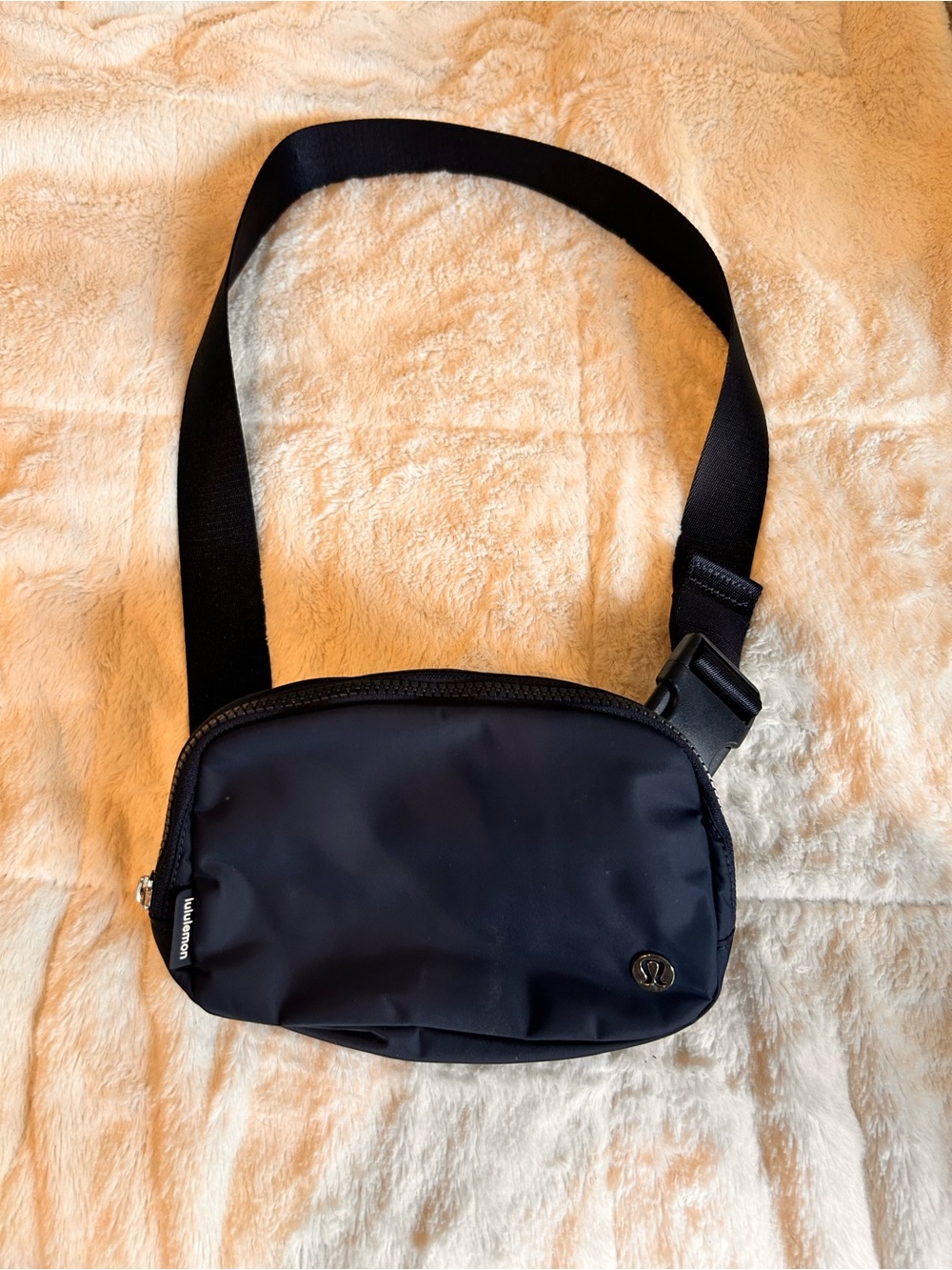 lululemon Athletica Everywhere Navy Blue Belt Bag with Adjustable Strap, 1L
